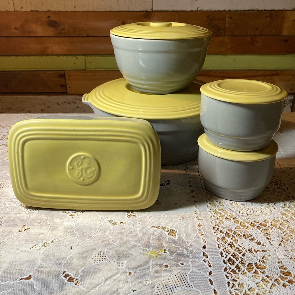 Hall Ovenware, made for General Electric. Amazing condition. VERY RARE
